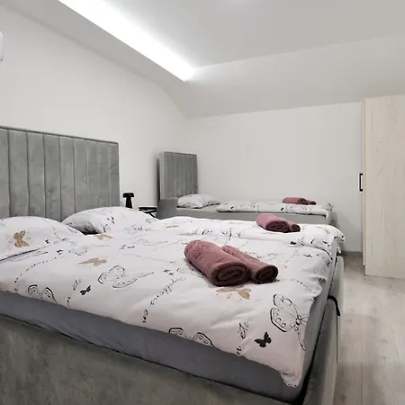 Palace 3* מוסטר